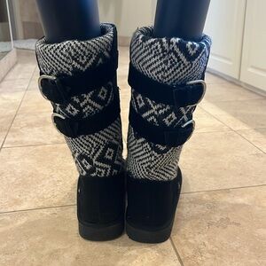 US Women’s size 7 Mukluks. Black w/black & white print. CUTE!